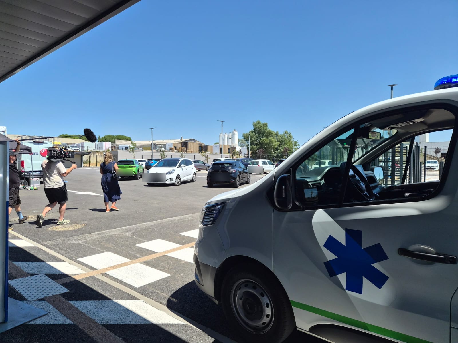 Équipe de tournage filmant une scène à côté de l'ambulance d'Ambulances Santé
