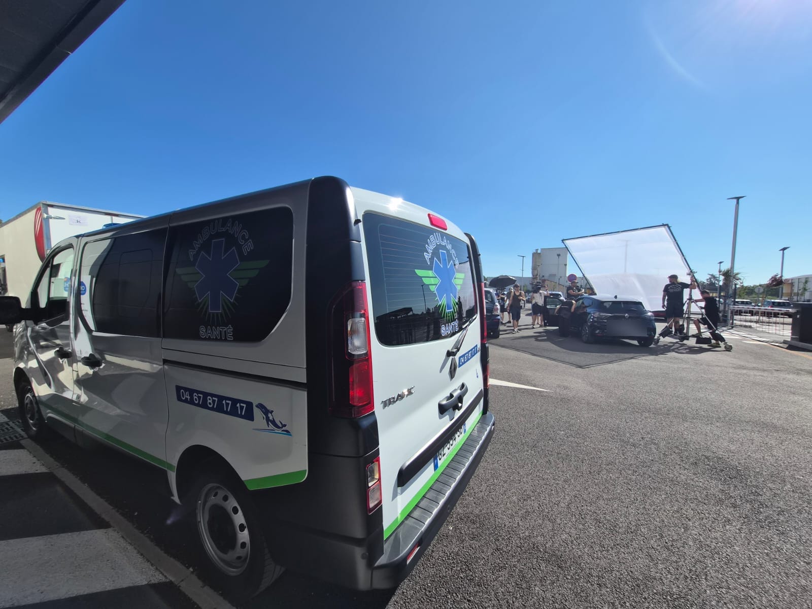 Ambulance Ambulances Santé sur le plateau, avec l'équipe de tournage en arrière-plan