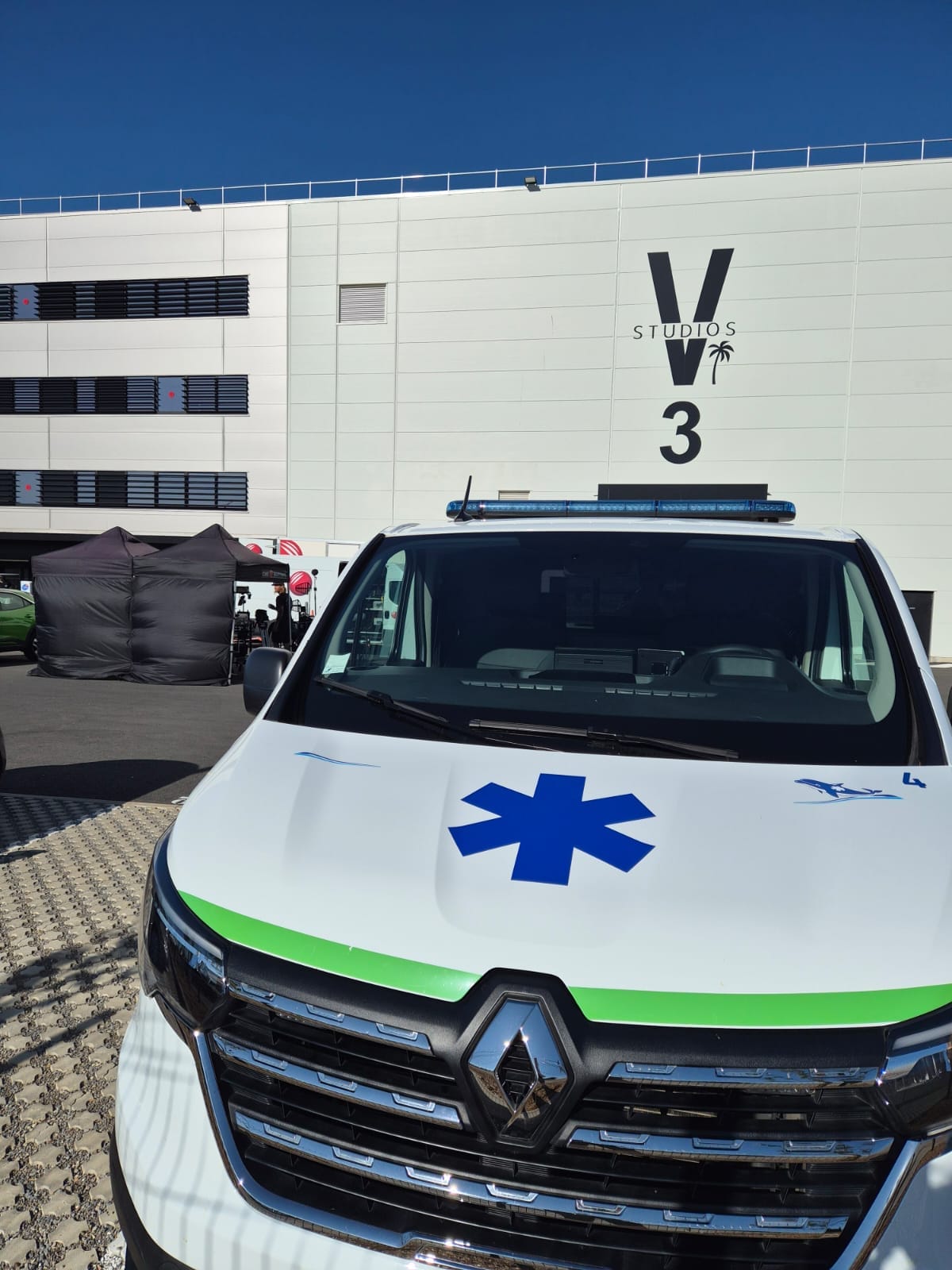 Ambulance d'Ambulances Santé stationnée devant le bâtiment V Studios 3