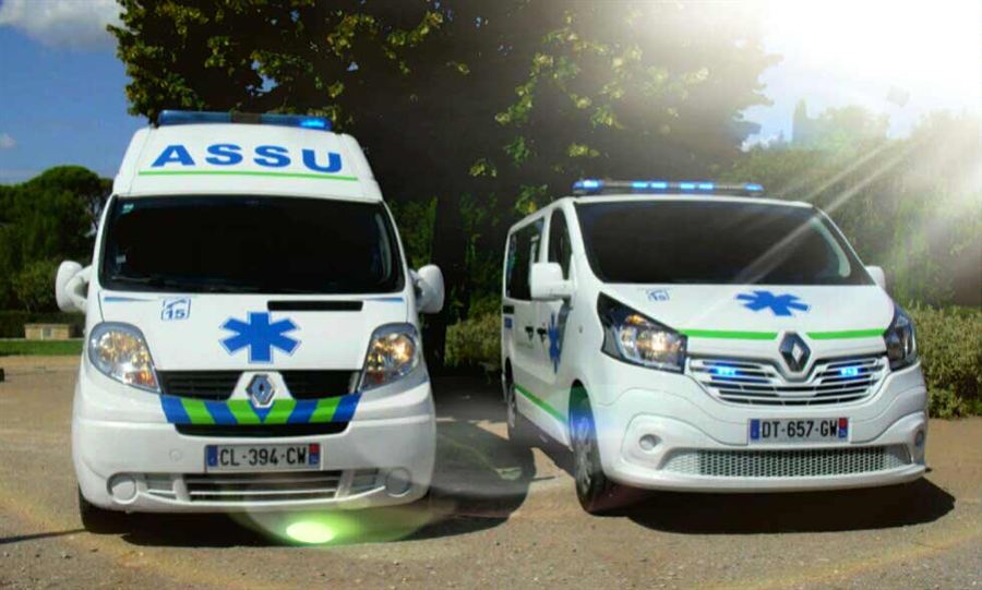 Deux ambulances Ambulances Santé aux couleurs bleu et vert, à Montpellier