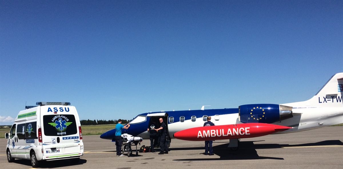 Ambulances Santé lors d'un rapatriement sanitaire sur le tarmac d'un aéroport